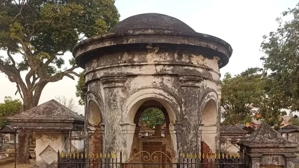Het unieke karakter van de architectuur van het eerste mausoleum in Nederlands-Indië, het graf van Peneleh, wordt met uitsterven bedreigd